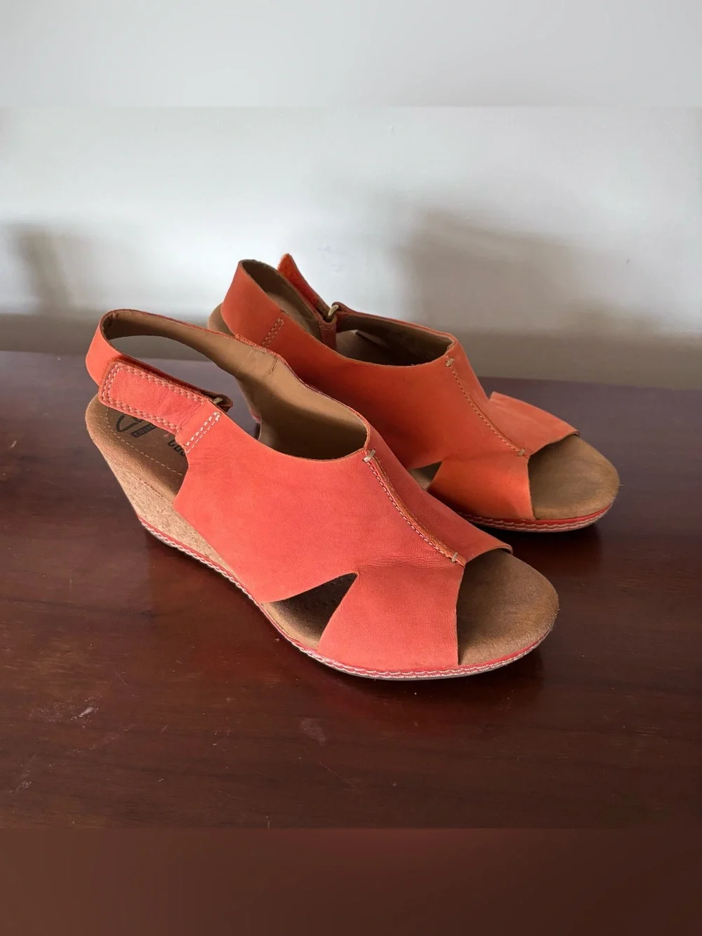 Clarks helio float Women's Orange Suede Wedge Sandals size 8 euc strap closure
